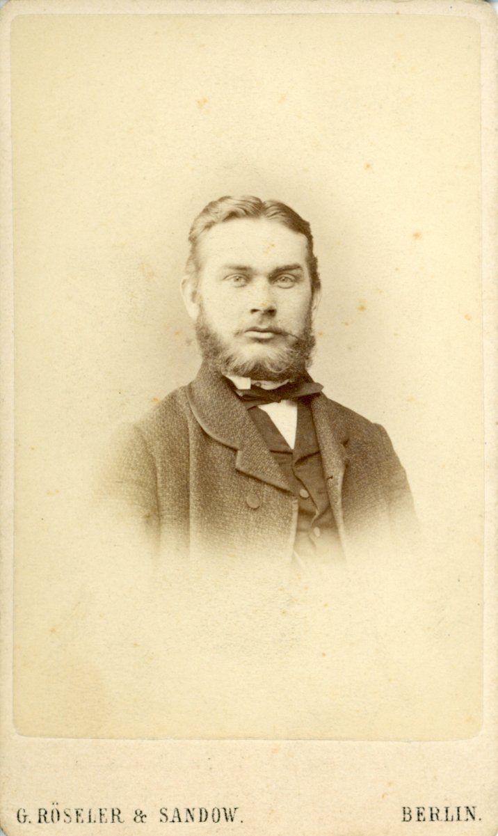 Brustporträt eines bärtigen Herren in frontaler Ansicht (Freilichtmuseum Roscheider Hof CC0)