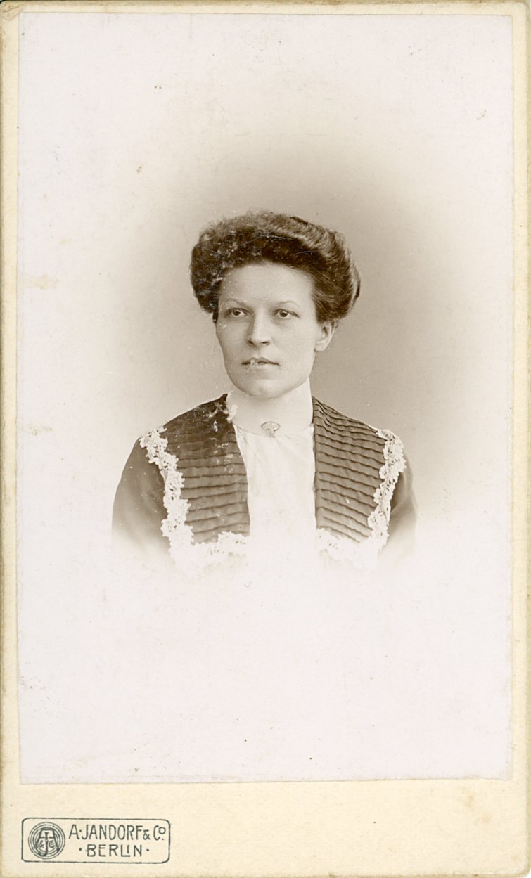 Fotografie einer Dame mit plissiertem Revers (Freilichtmuseum Roscheider Hof CC0)