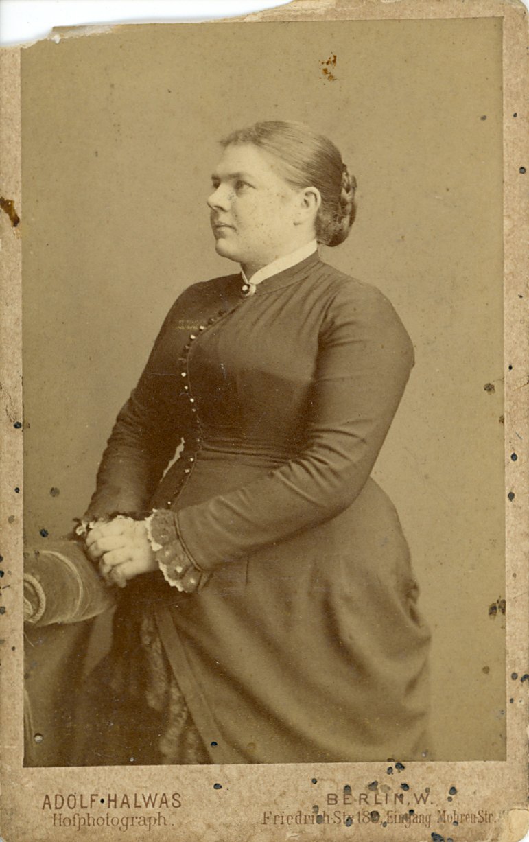 Fotografie einer stehenden Dame in drei viertel Ansicht (Freilichtmuseum Roscheider Hof CC0)