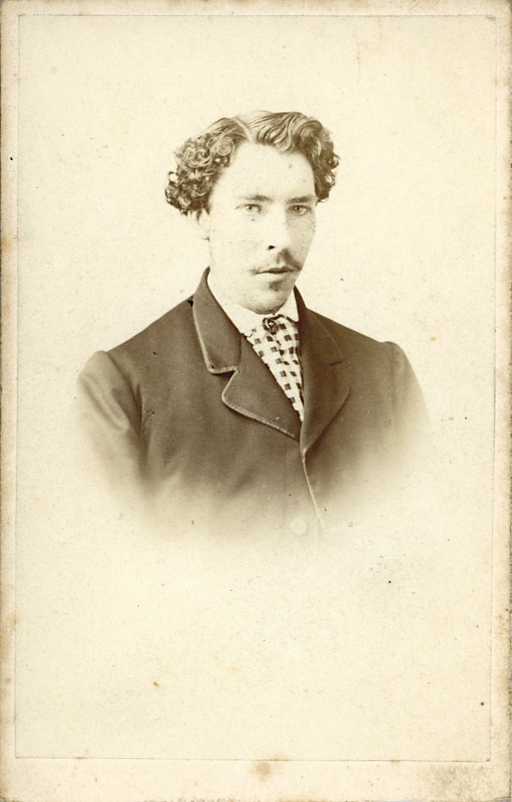 Blasses Brustbild eines jungen Herren (Freilichtmuseum Roscheider Hof CC0)