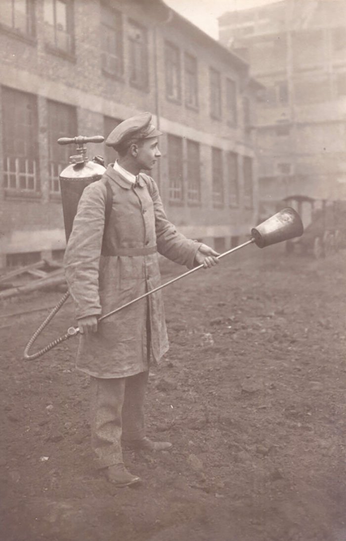 Mann mit Pumpe auf dem Rücken (Freilichtmuseum Roscheider Hof CC0)