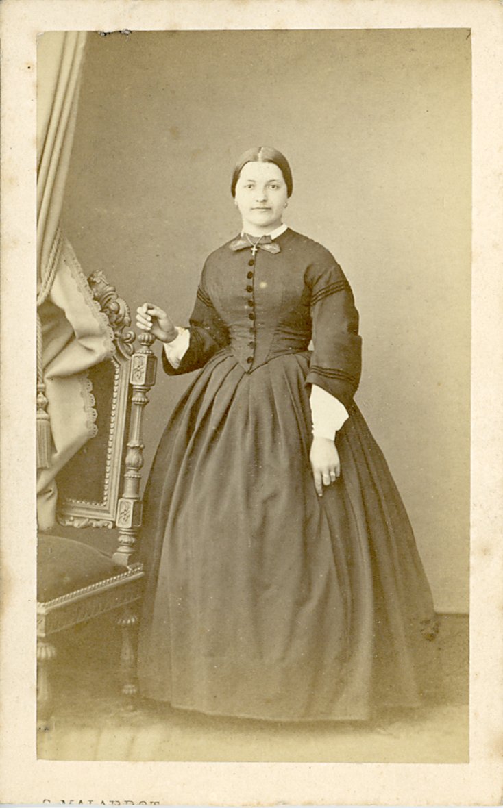 Fotografie einer stehenden Dame (Freilichtmuseum Roscheider Hof CC0)