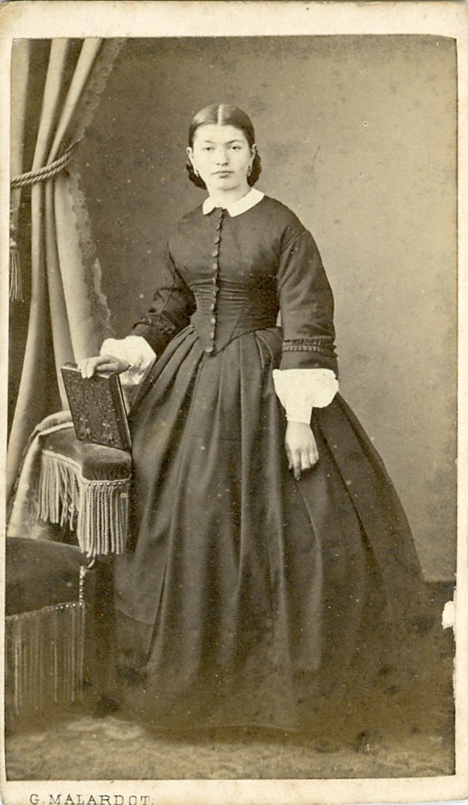 Fotografisches Porträt einer stehenden Dame (Freilichtmuseum Roscheider Hof CC0)