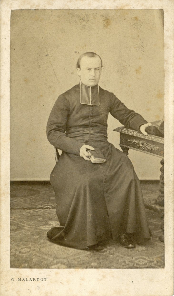 Fotografie eines sitzenden Geistlichen (Freilichtmuseum Roscheider Hof CC0)