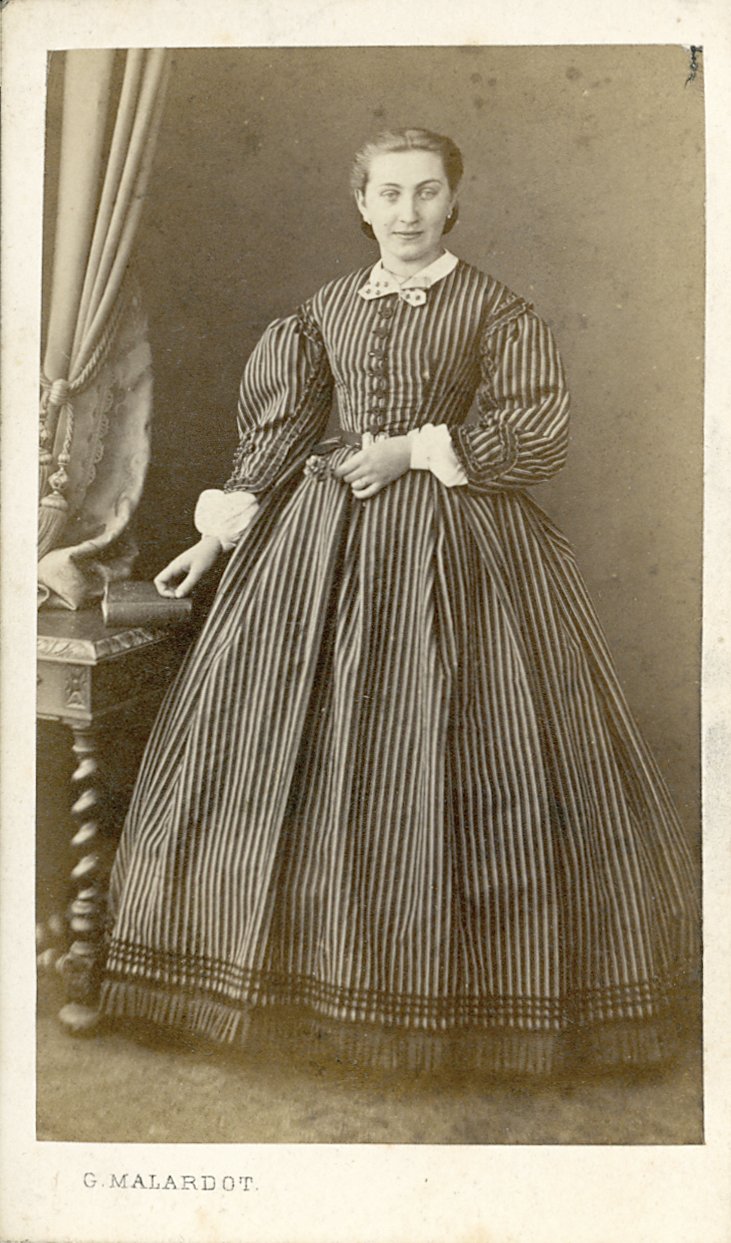 Fotografie einer Dame in gesteiften Kleid (Freilichtmuseum Roscheider Hof CC0)