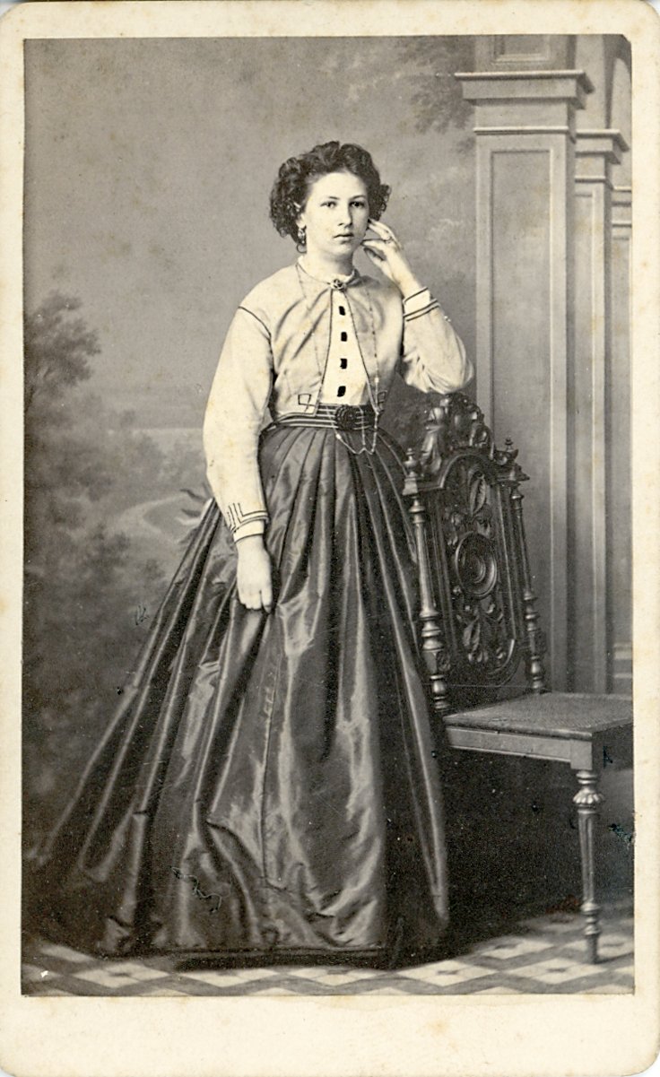 Fotografisches Porträt einer stehenden, stolzen Dame (Freilichtmuseum Roscheider Hof CC0)