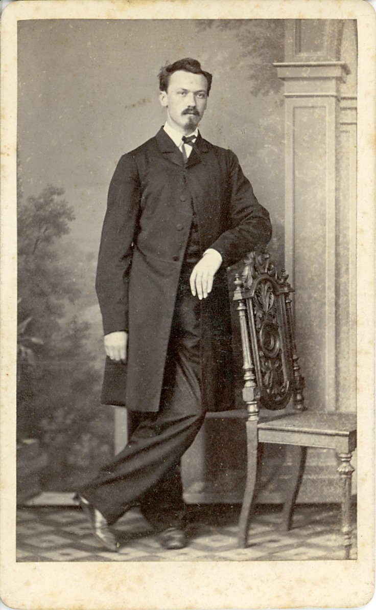 Fotografie eines stehenden Herren (Freilichtmuseum Roscheider Hof CC0)