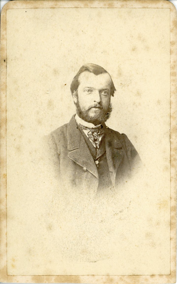 Blasses fotografisches Brustporträt eines Herren (Freilichtmuseum Roscheider Hof CC0)