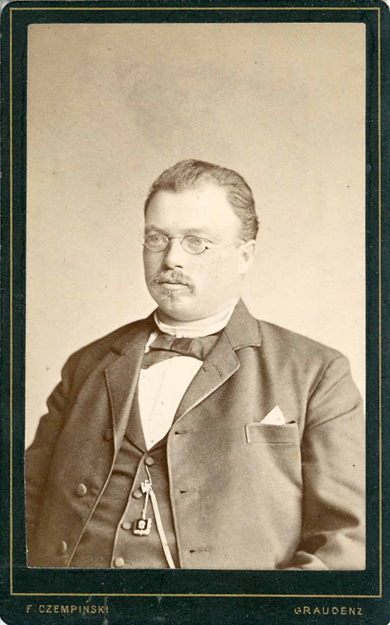 Fotografisches Brustporträt eines Herren (Freilichtmuseum Roscheider Hof CC0)
