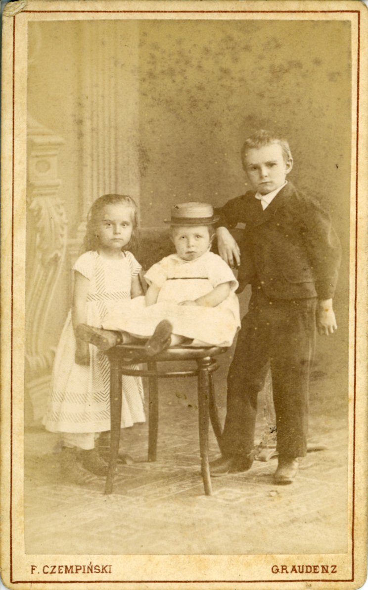Fotografie von 3 Kindern (Freilichtmuseum Roscheider Hof CC0)