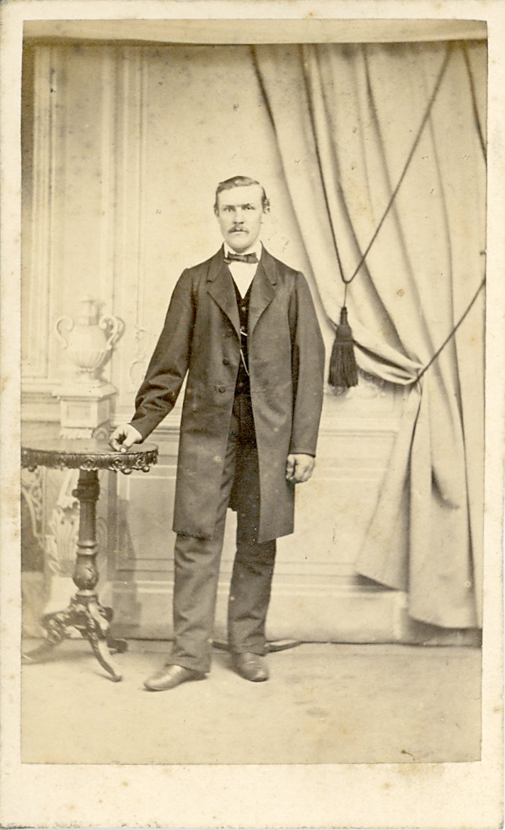 Porträtfoto eines stehenden jungen Mannes (Freilichtmuseum Roscheider Hof CC0)