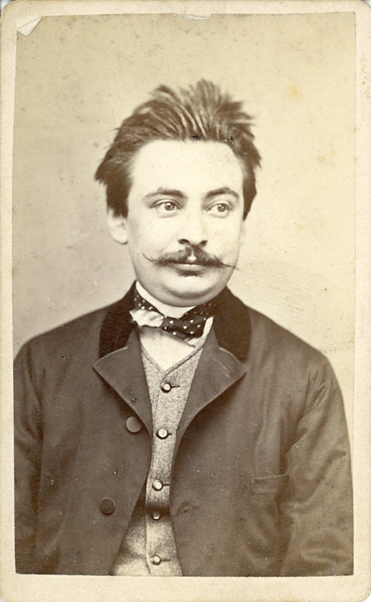 Fotografisches Brustporträt eines Herren mit wirren Blick (Freilichtmuseum Roscheider Hof CC0)