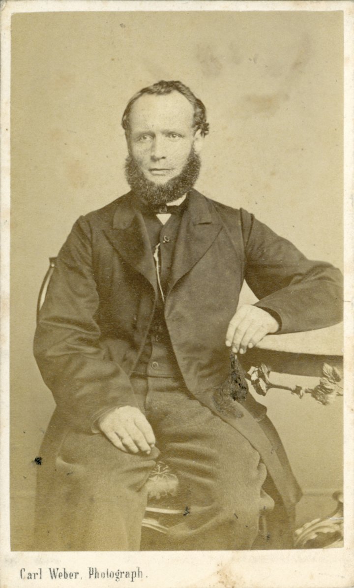 Fotografie eines sitzenden Herre (Freilichtmuseum Roscheider Hof CC0)