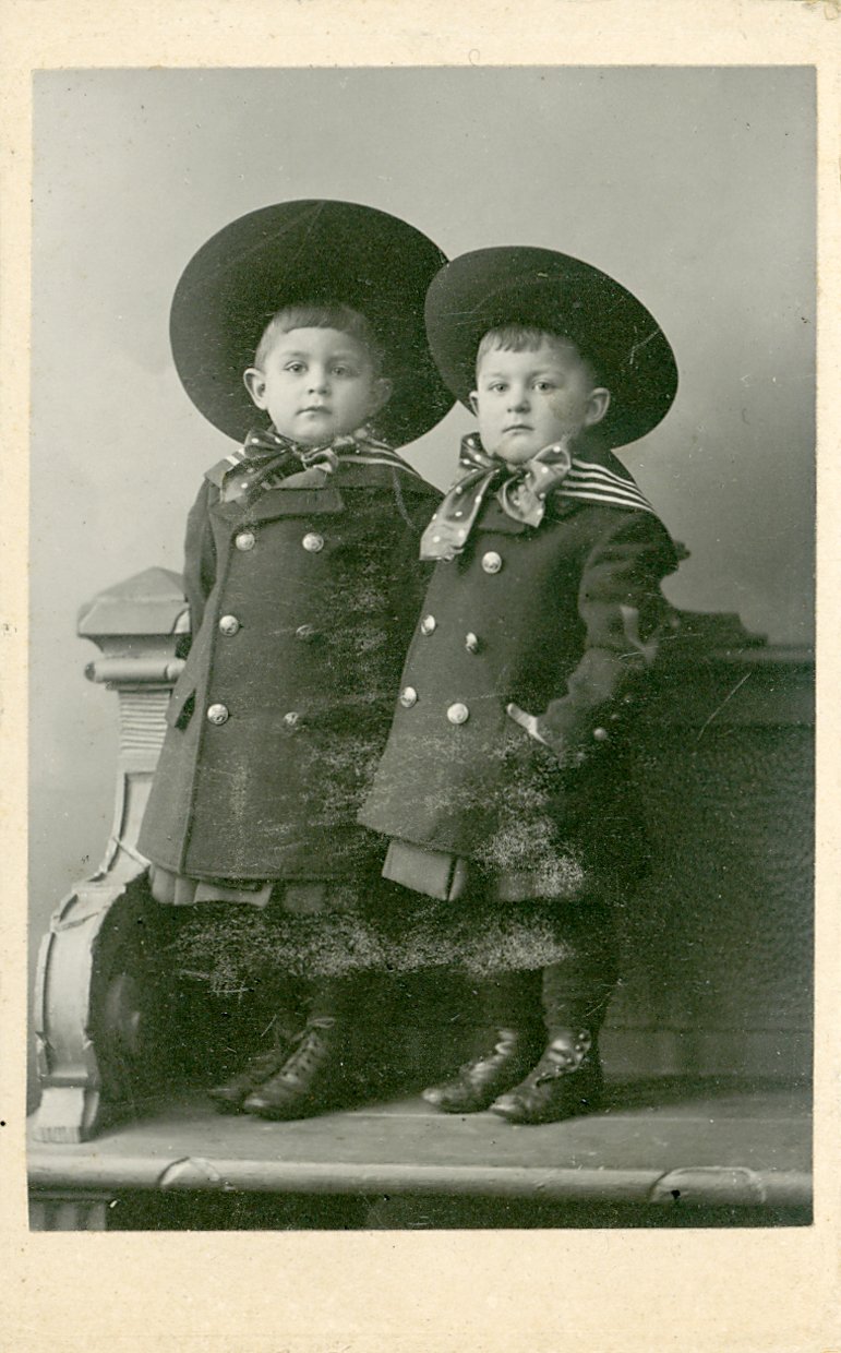 Fotografie zweier Jungs auf einer Bank (Freilichtmuseum Roscheider Hof CC0)
