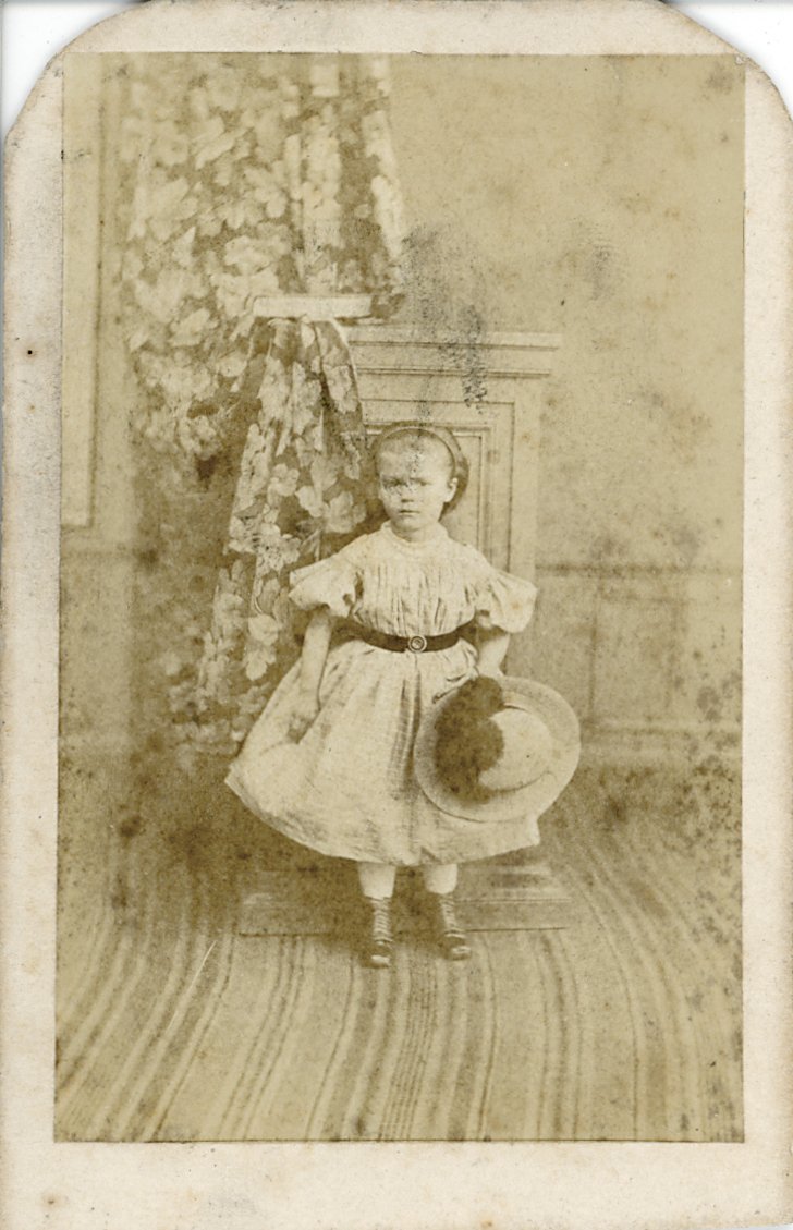 Fotografisches Porträt eines kleinen Mädchens (Freilichtmuseum Roscheider Hof CC0)