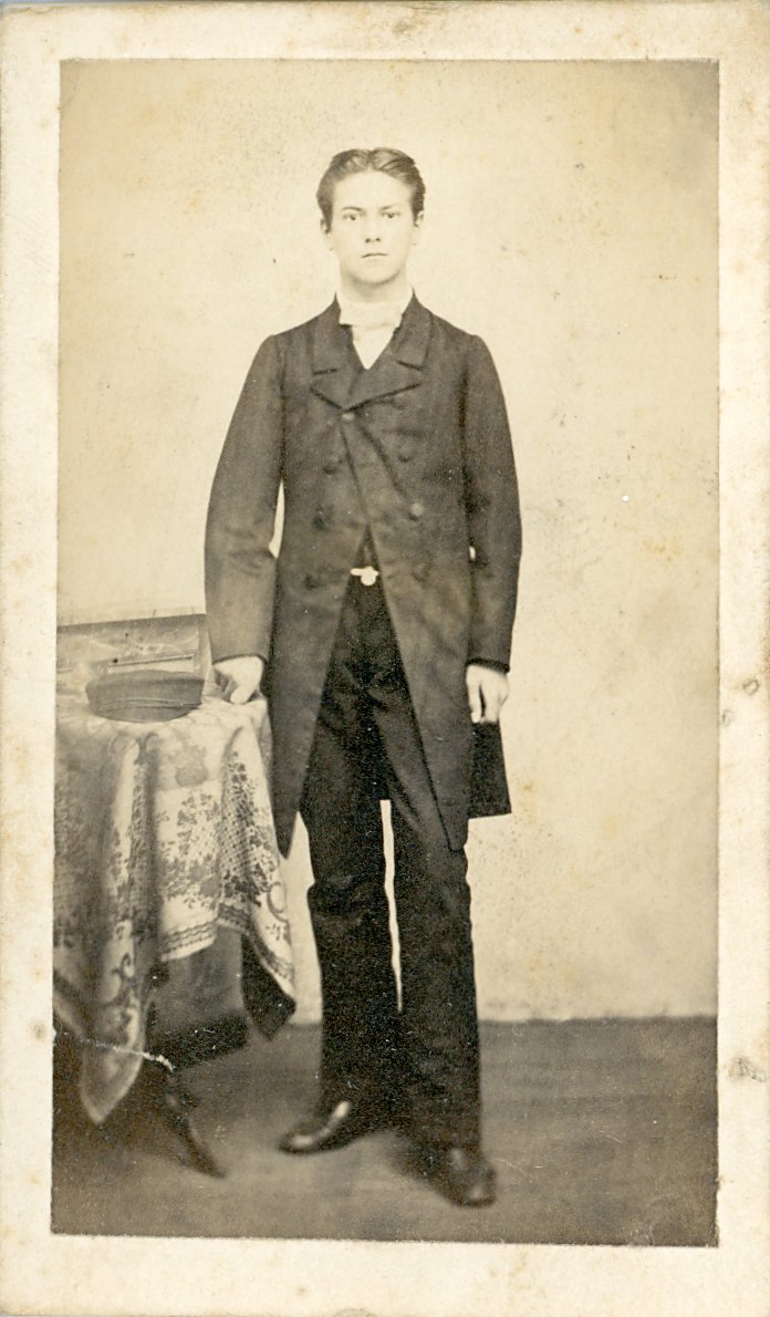 Fotografie eines sehr jungen Herren (Freilichtmuseum Roscheider Hof CC0)
