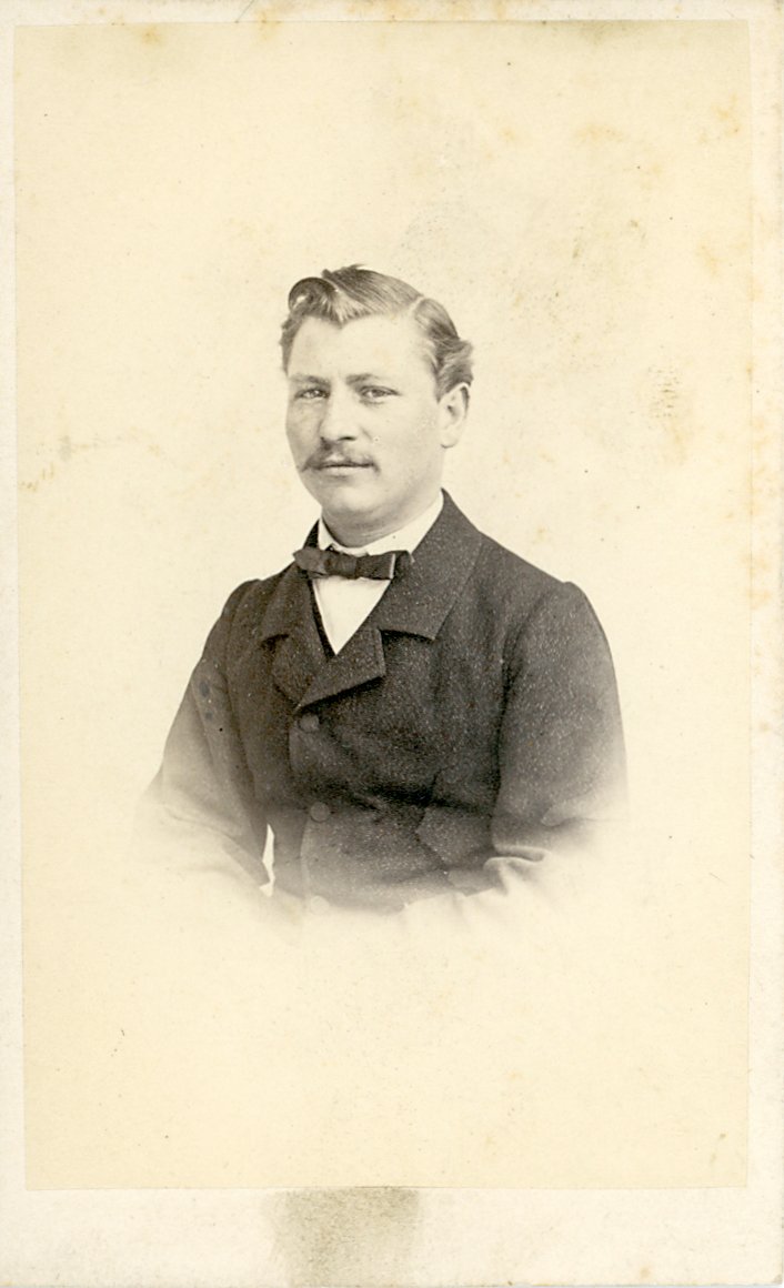 Brustporträt eines Herren mit Tolle (Freilichtmuseum Roscheider Hof CC0)