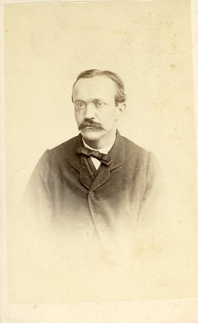 Kleines fotografisches Brustporträt eines Herren (Freilichtmuseum Roscheider Hof CC0)