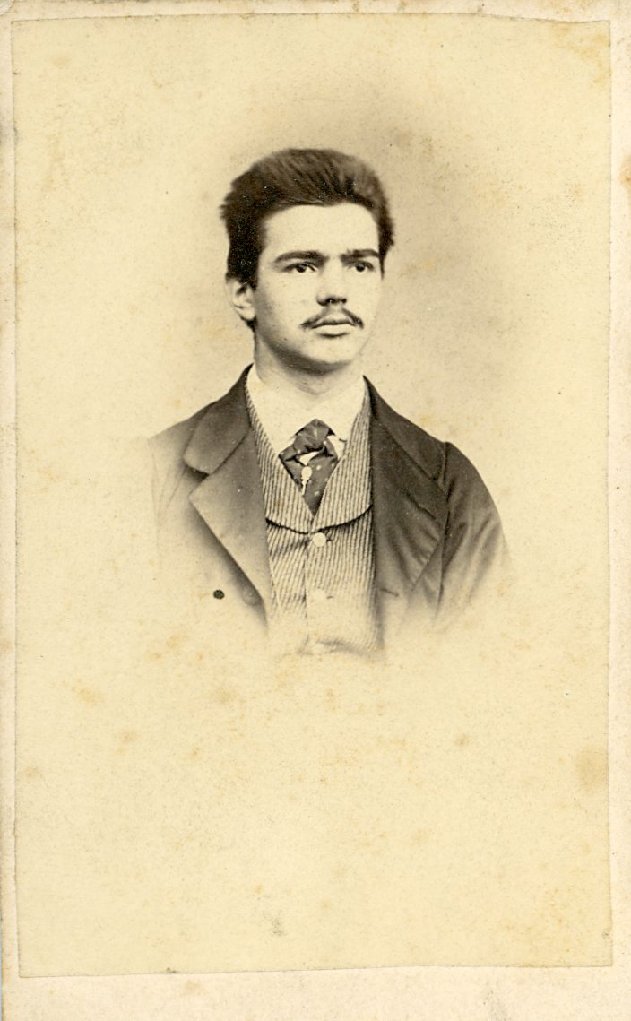Frontales fotografisches Brustporträt eines jungen Herren (Freilichtmuseum Roscheider Hof CC0)