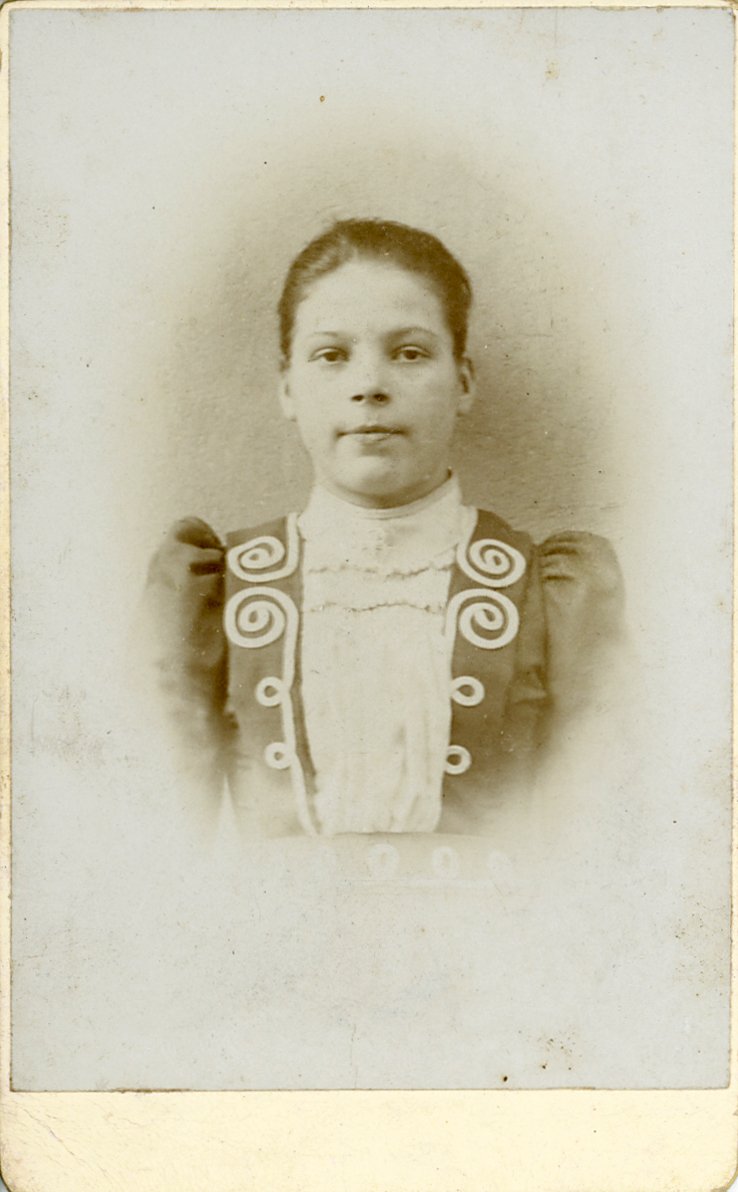 Fotografisches Frontalporträt einer jungen Frau (Freilichtmuseum Roscheider Hof CC0)