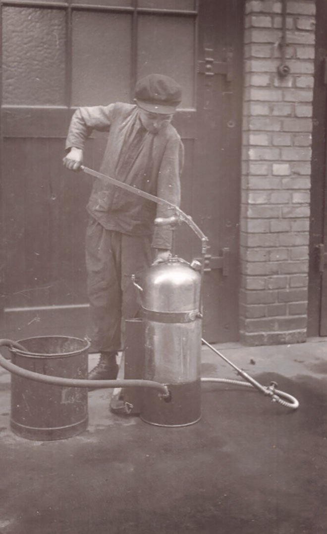Foto Mann beim Befüllen eines Behälters (Freilichtmuseum Roscheider Hof CC0)