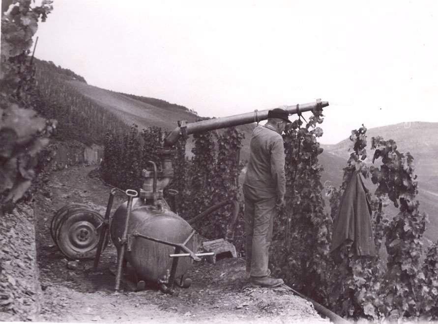 Foto große Weinbergspritze auf Kufen (Freilichtmuseum Roscheider Hof CC0)