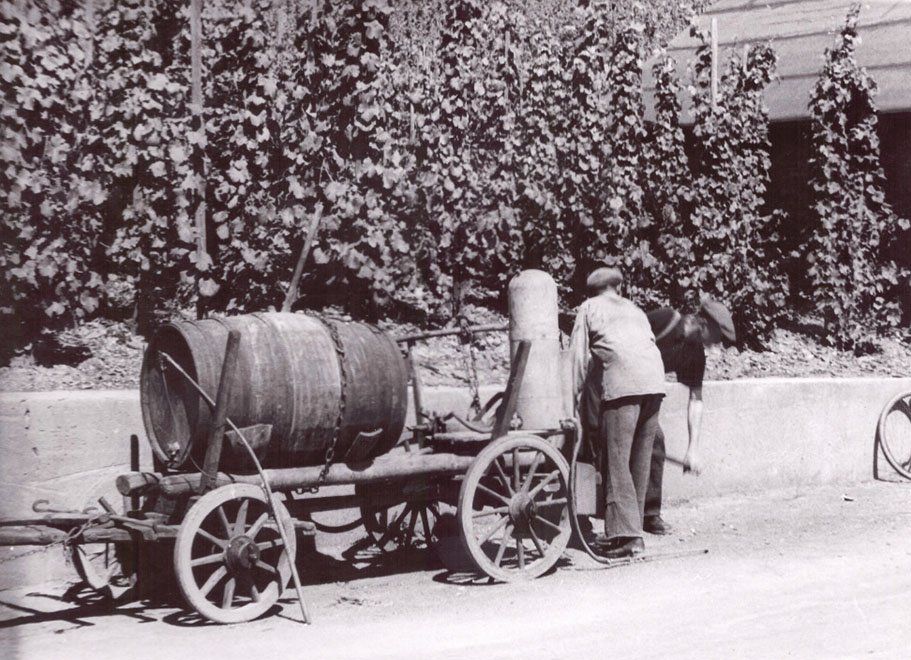 Foto Pumpe mit Auffüllwagen in Betrieb (Freilichtmuseum Roscheider Hof CC0)