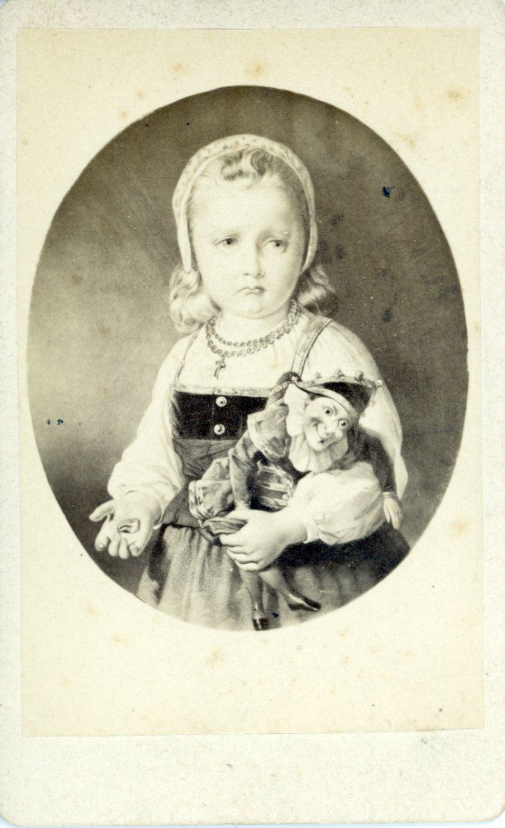 Fotografische Abbildung eines Mädchens Kasperlepuppe. (Freilichtmuseum Roscheider Hof CC0)