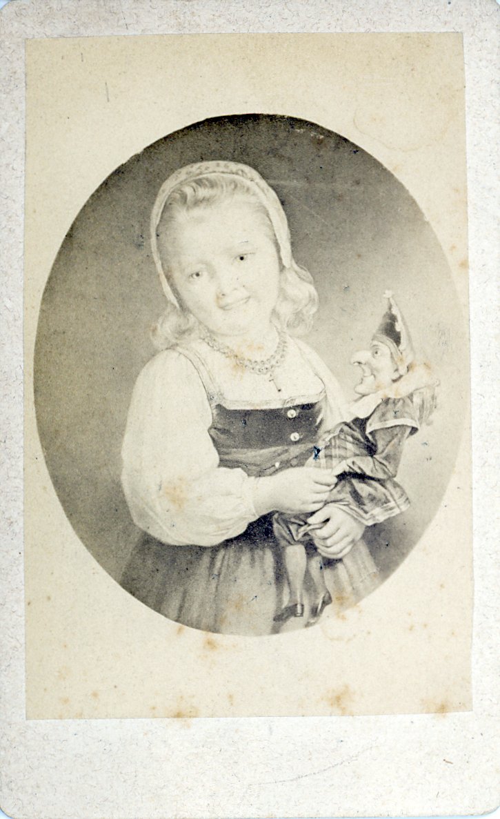 Fotografische Abbildung eines Mädchens Kasperlepuppe. (Freilichtmuseum Roscheider Hof CC0)