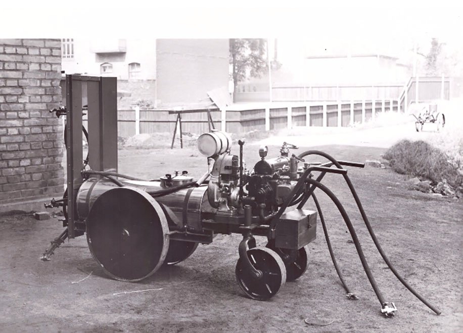 Foto Pumpe mit Behälter zum Einsatz im Weinberg (Freilichtmuseum Roscheider Hof CC0)