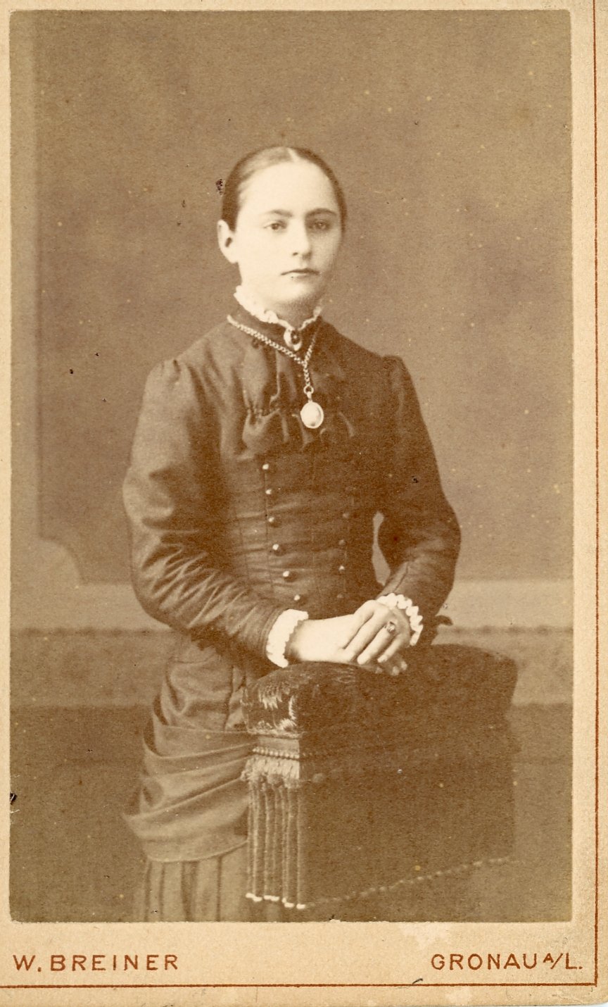Bild einer jungen Frau mit glattem Haar. (Freilichtmuseum Roscheider Hof CC0)