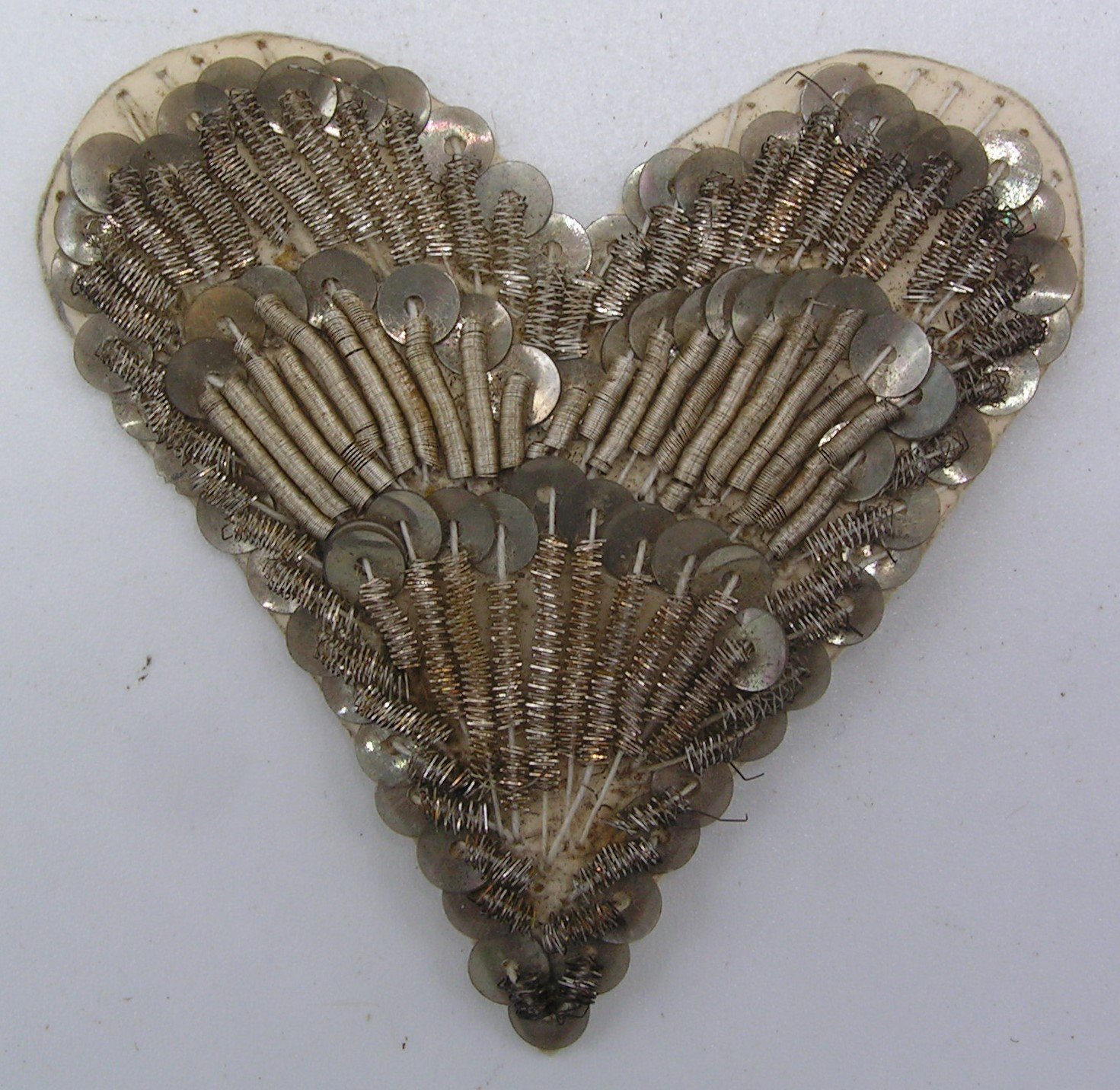 Herz aus Pailletten und Spiraldraht aus der Devotionalienwerkstatt des Klosters Ct. Clara, Trier (Freilichtmuseum Roscheider Hof CC0)