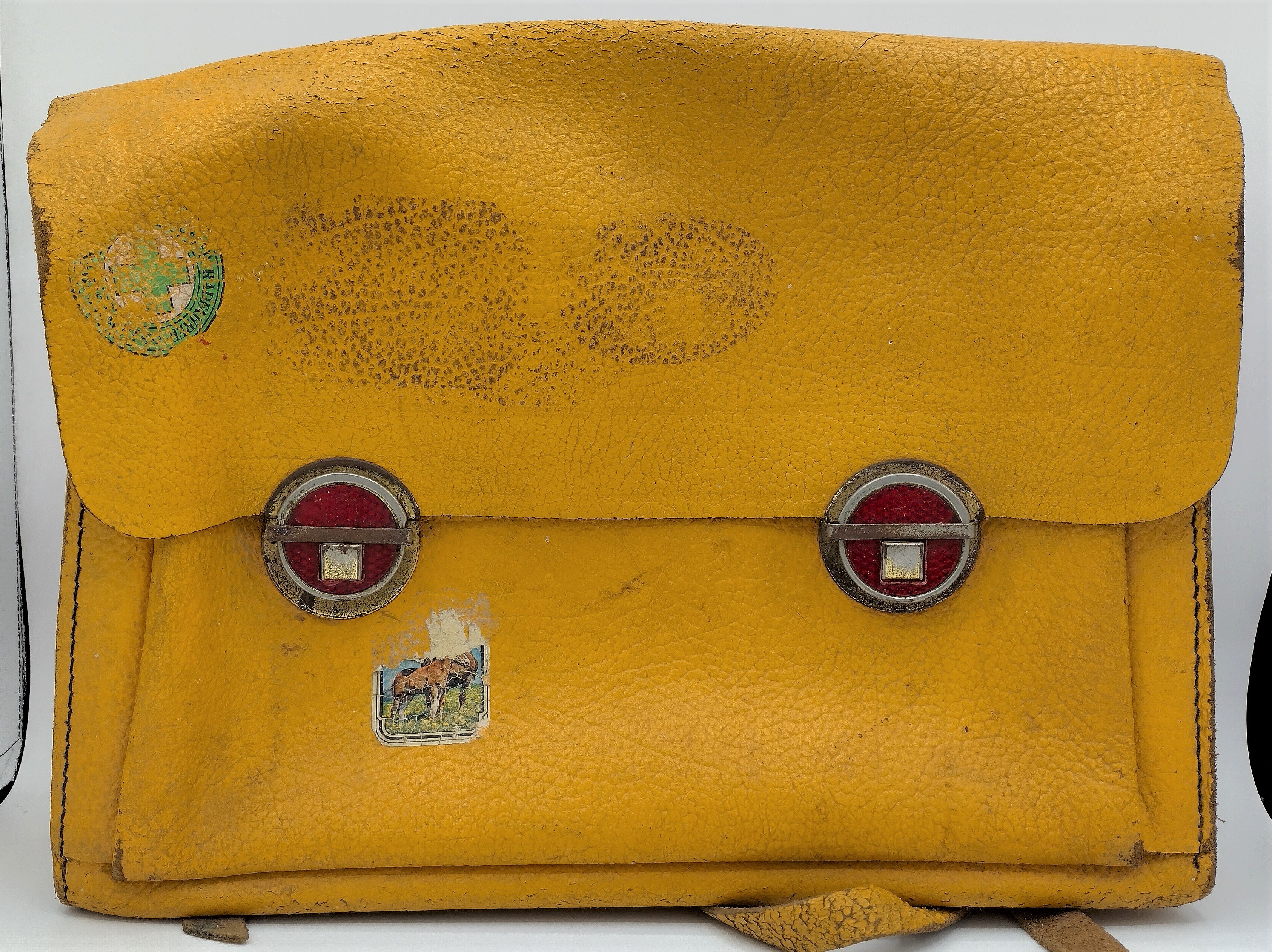 Gelbe Schultasche mit roten Reflektoren (Freilichtmuseum Roscheider Hof CC0)