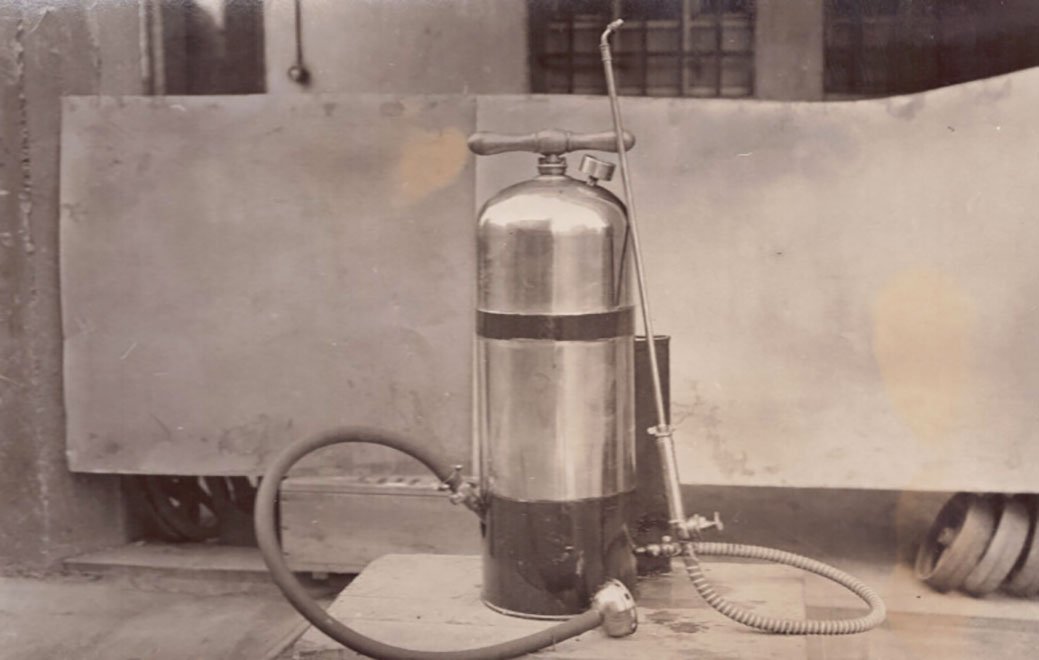 Foto Pumpe mit Ansaugschlauch und Spritze (Freilichtmuseum Roscheider Hof CC0)