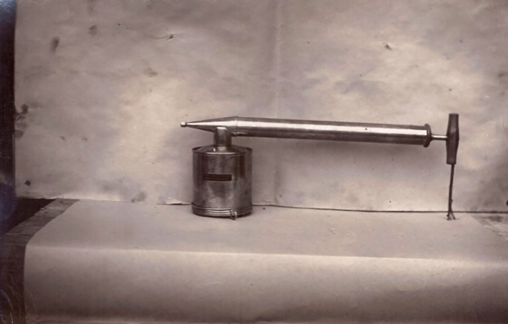 Foto einer kleinen Spritze mit Handpumpe (Freilichtmuseum Roscheider Hof CC0)