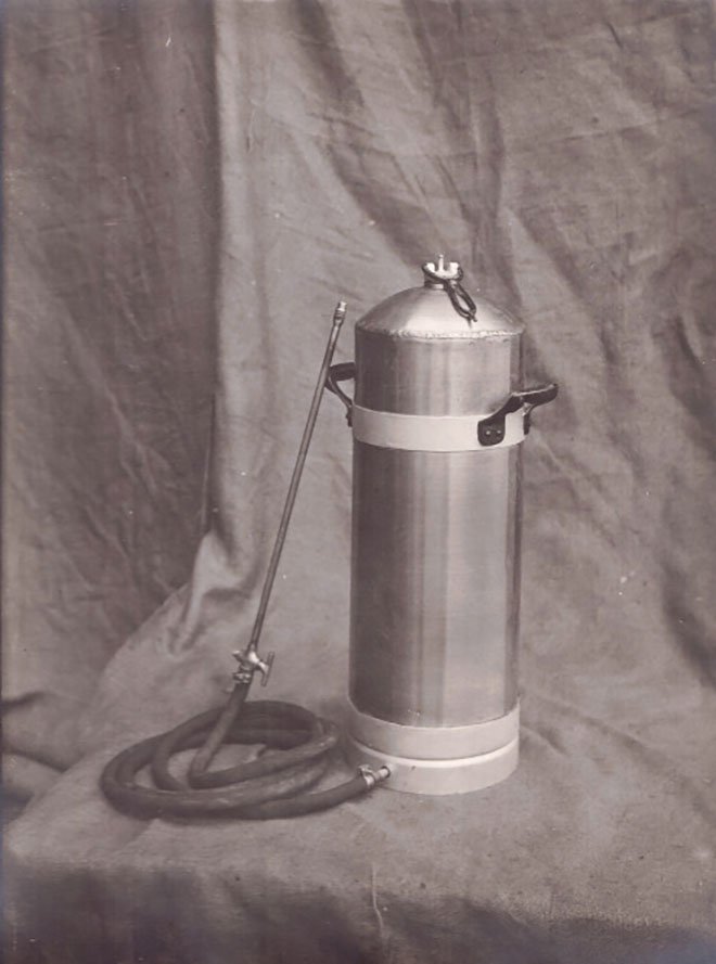 Foto einer Spritze für Pestizide (Freilichtmuseum Roscheider Hof CC0)