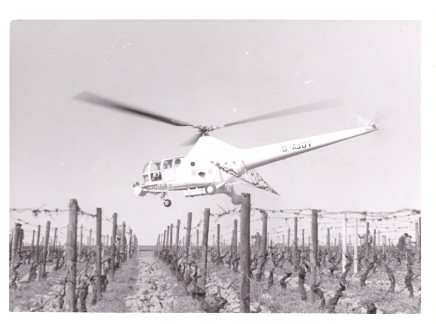 Foto Hubschrauber beim Spritzen im Weinberg (Freilichtmuseum Roscheider Hof CC0)