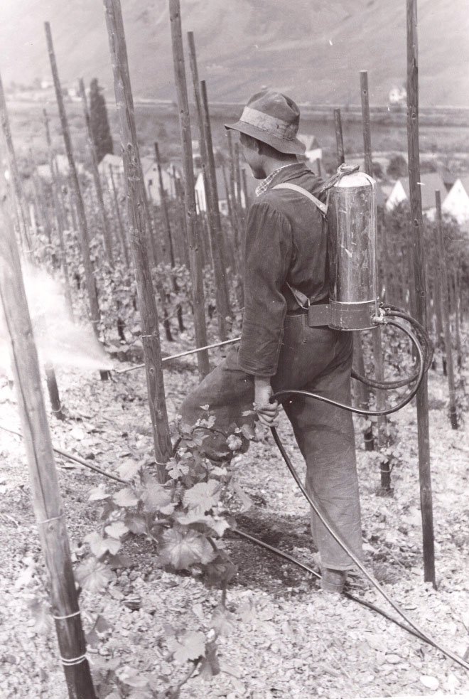Foto Arbeiter bei Ausbringung von Pestiziden (Freilichtmuseum Roscheider Hof CC0)