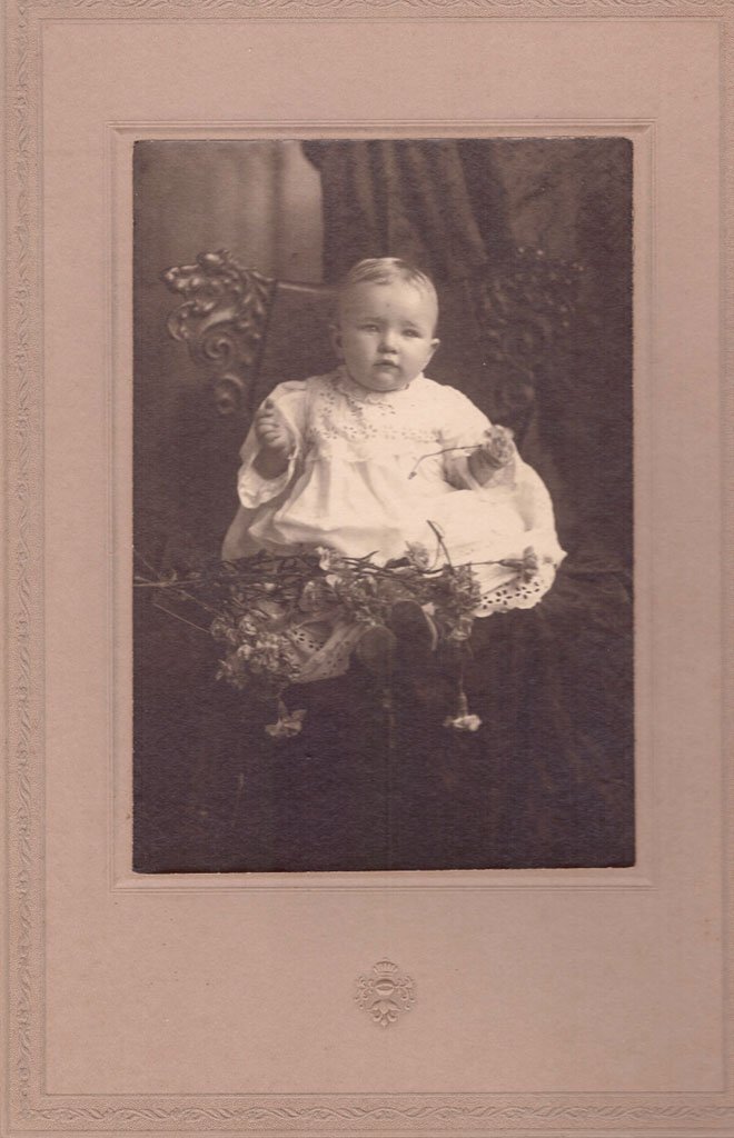 Foto eines kleinen Kindes im Taufkleid (Freilichtmuseum Roscheider Hof CC0)