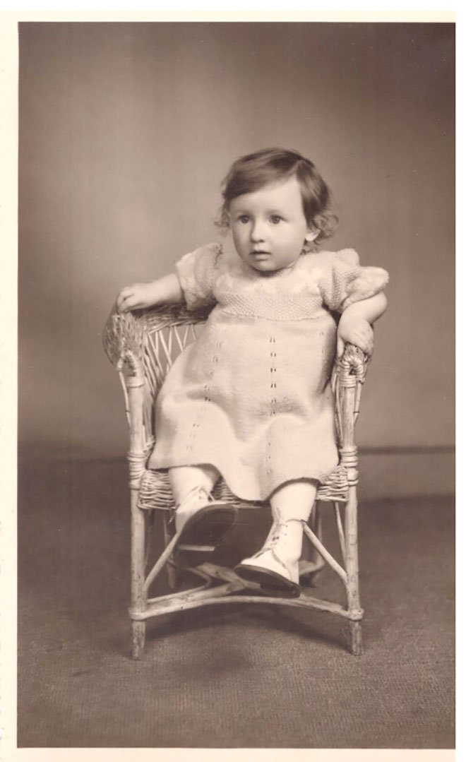 Foto kleines Mädchen im Korbsessel (Freilichtmuseum Roscheider Hof CC0)