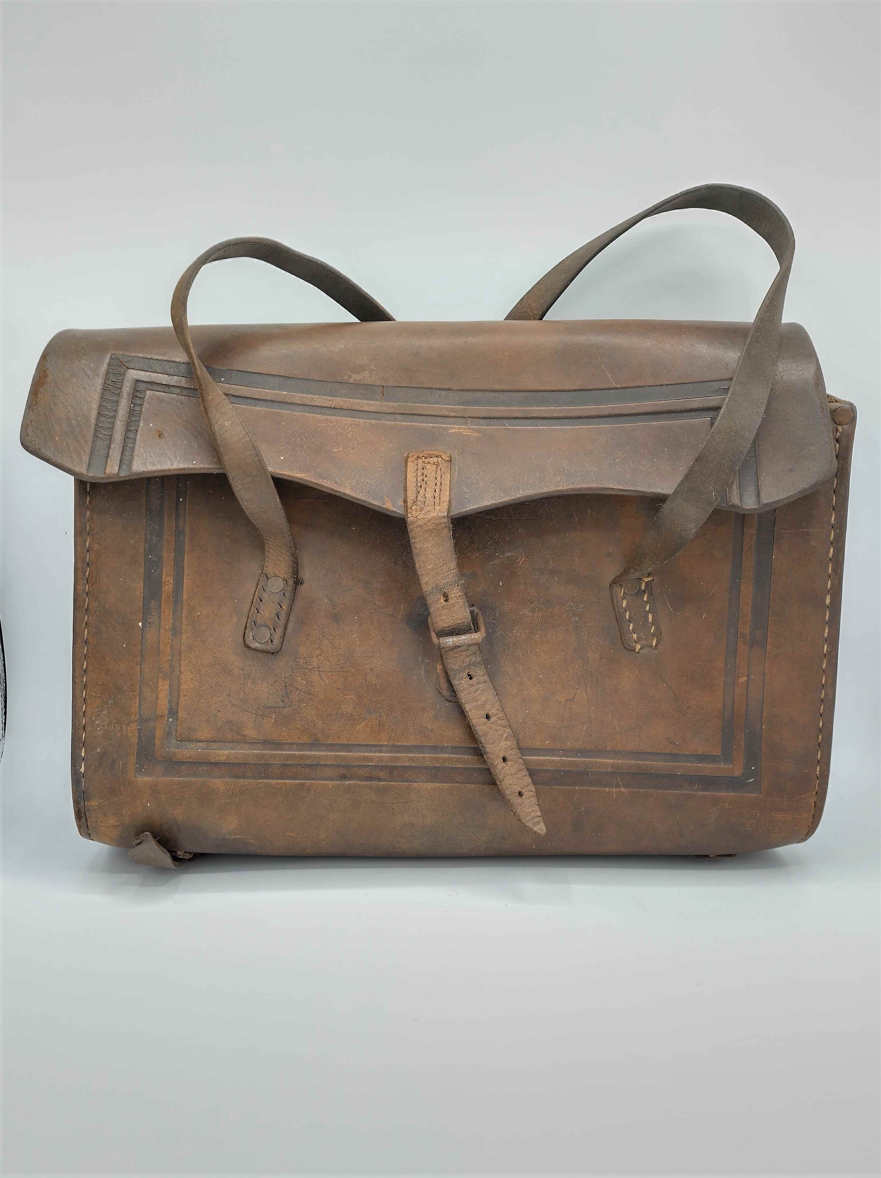 Dunkelbraune Schultasche mit Trägern vorne (Freilichtmuseum Roscheider Hof CC0)
