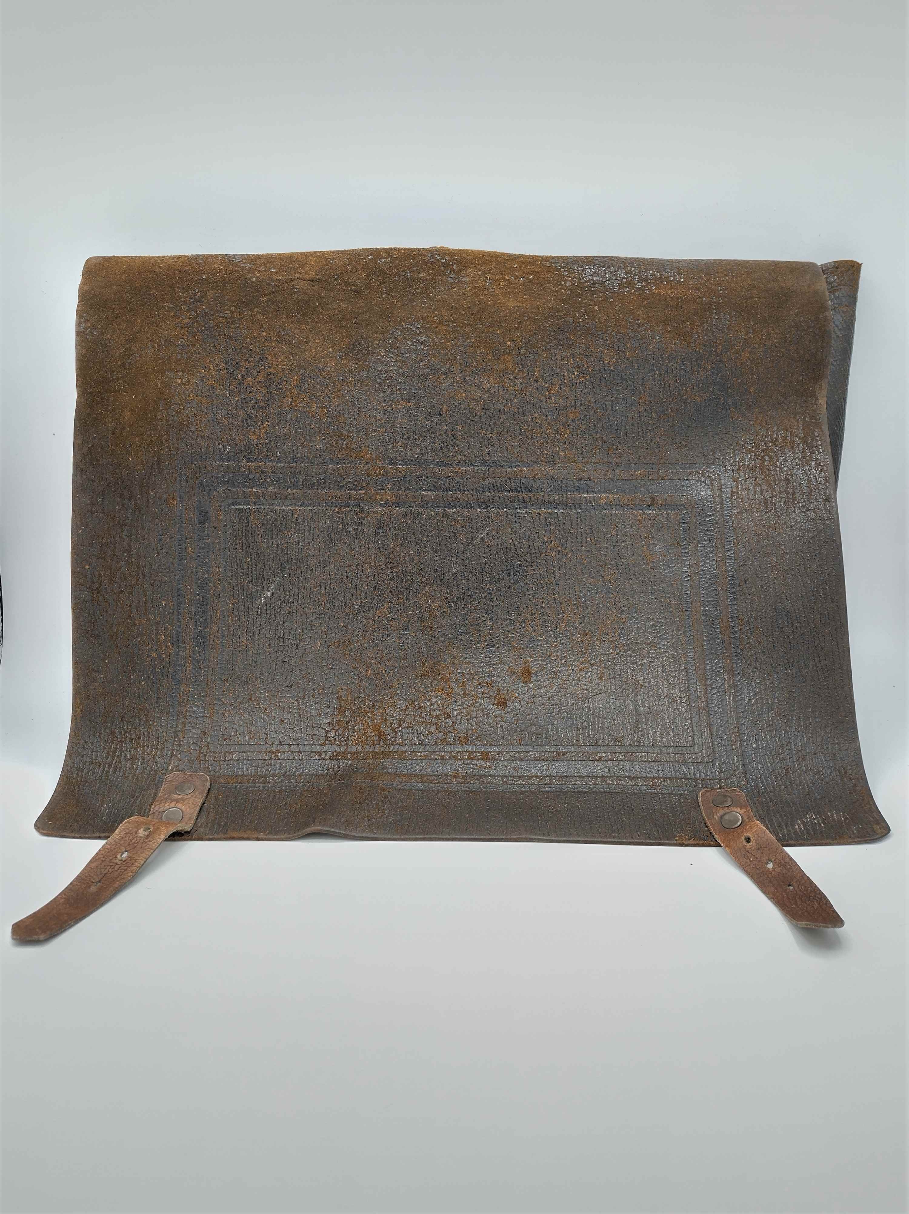 Braune Schultasche aus weichem Leder (Freilichtmuseum Roscheider Hof CC0)