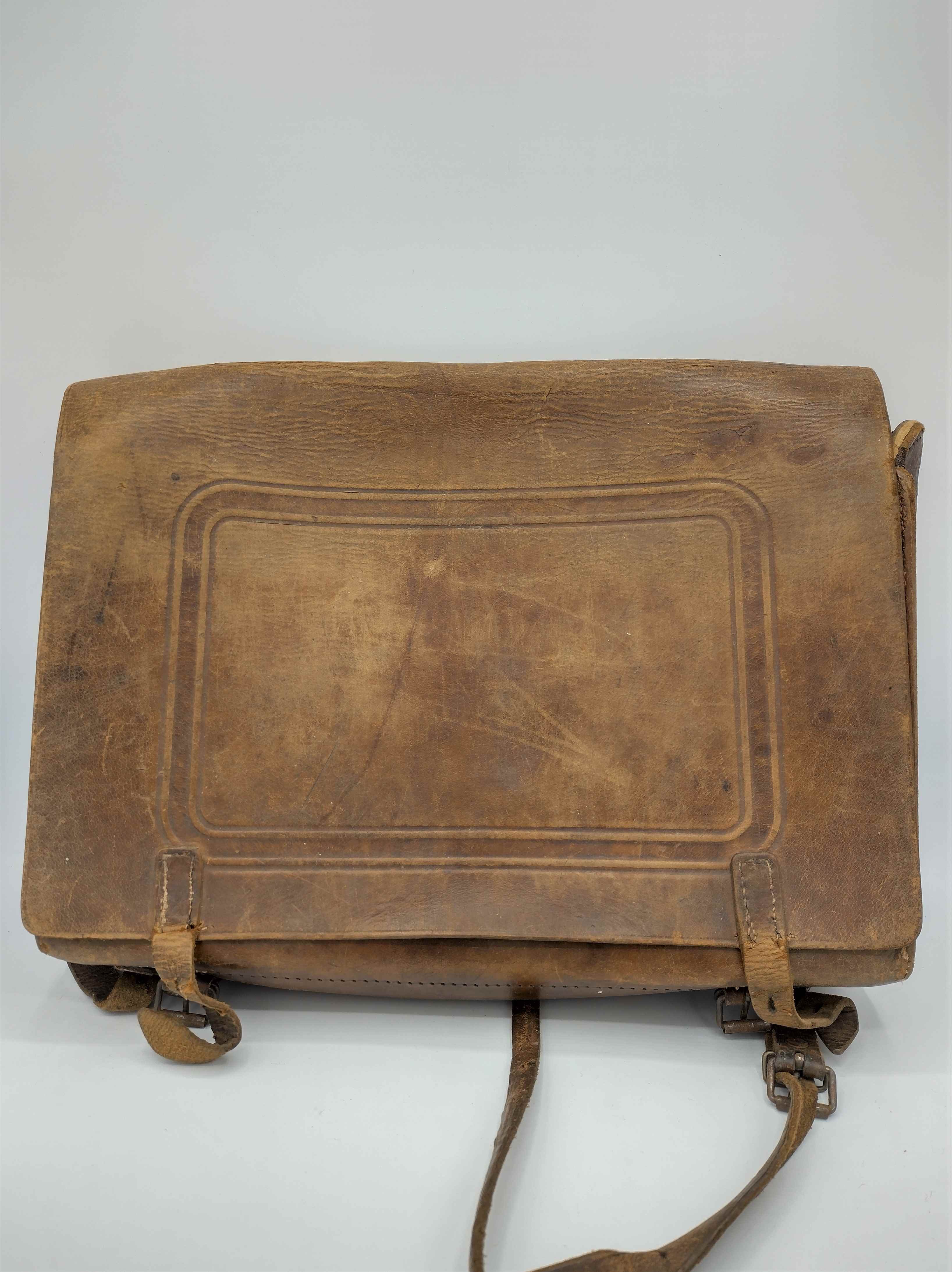 Hellbraune Schultasche mit viereckigem Muster (Freilichtmuseum Roscheider Hof CC0)