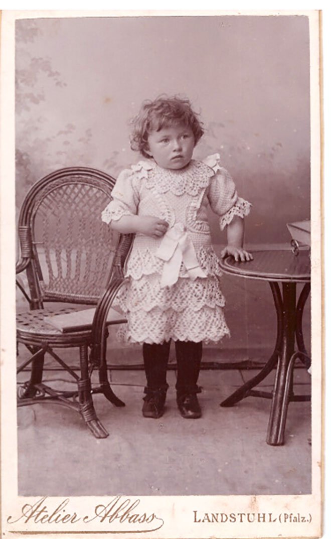 Foto eines Kindes mit spitzenbesetztem Kleid (Freilichtmuseum Roscheider Hof CC0)
