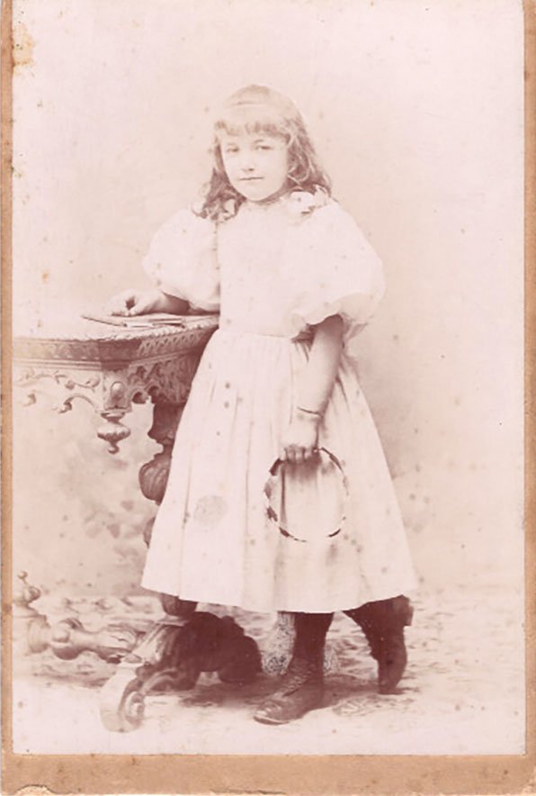 Foto eines Kindes mit weißem Klein (Freilichtmuseum Roscheider Hof CC0)
