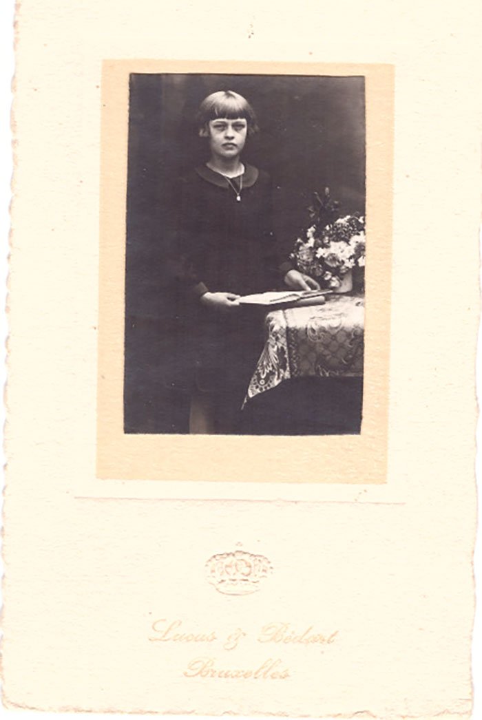 Foto Kind im dunklen Kleid im Fotoatelier (Freilichtmuseum Roscheider Hof CC0)