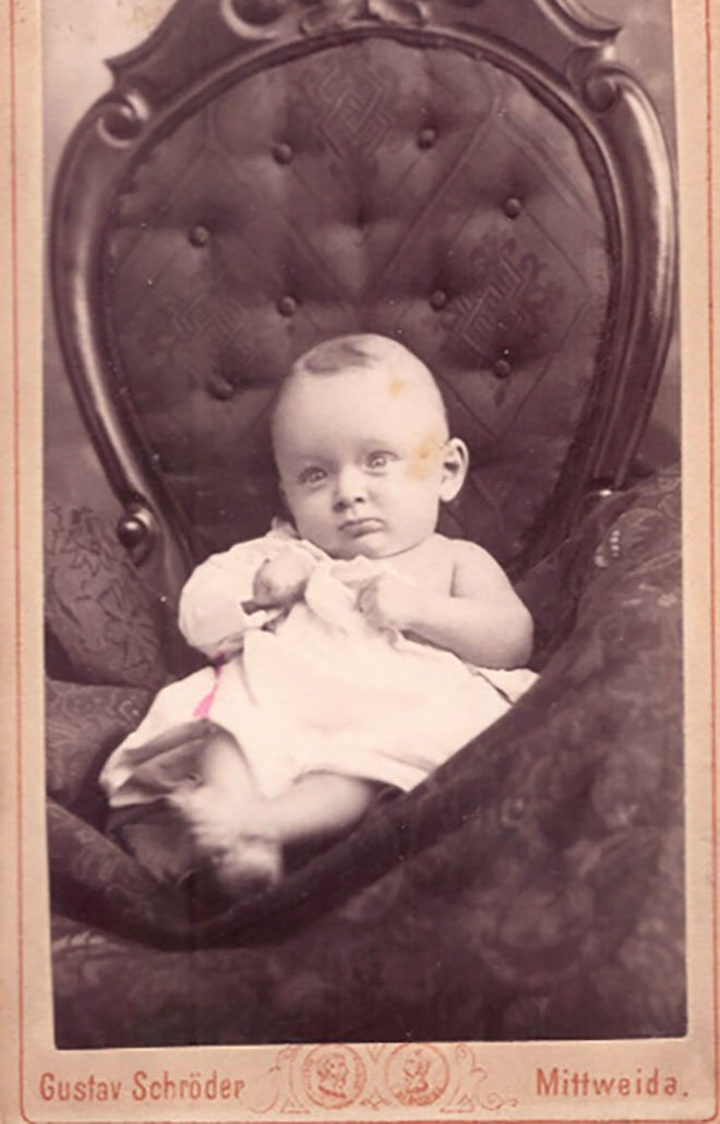 Foto Baby im großen Stuhl (Freilichtmuseum Roscheider Hof CC0)