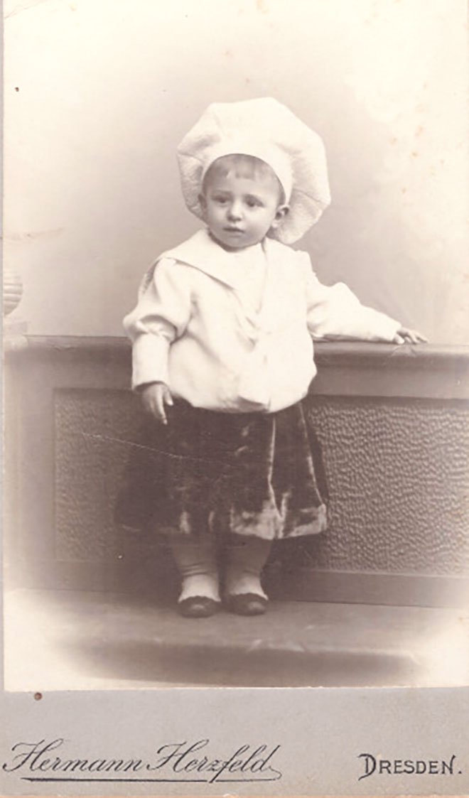 Foto Kleinkind mit großer Bäcker- oder Kochmütze (Freilichtmuseum Roscheider Hof CC0)
