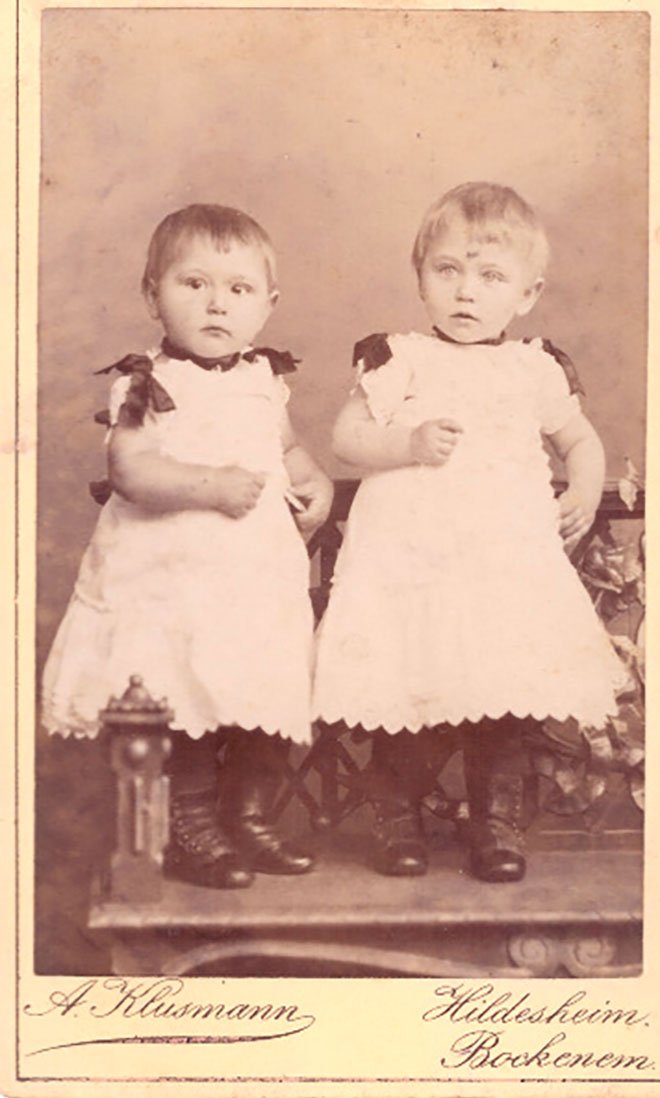 Foto zwei Kleinkinder in weißen Kleidern (Freilichtmuseum Roscheider Hof CC0)