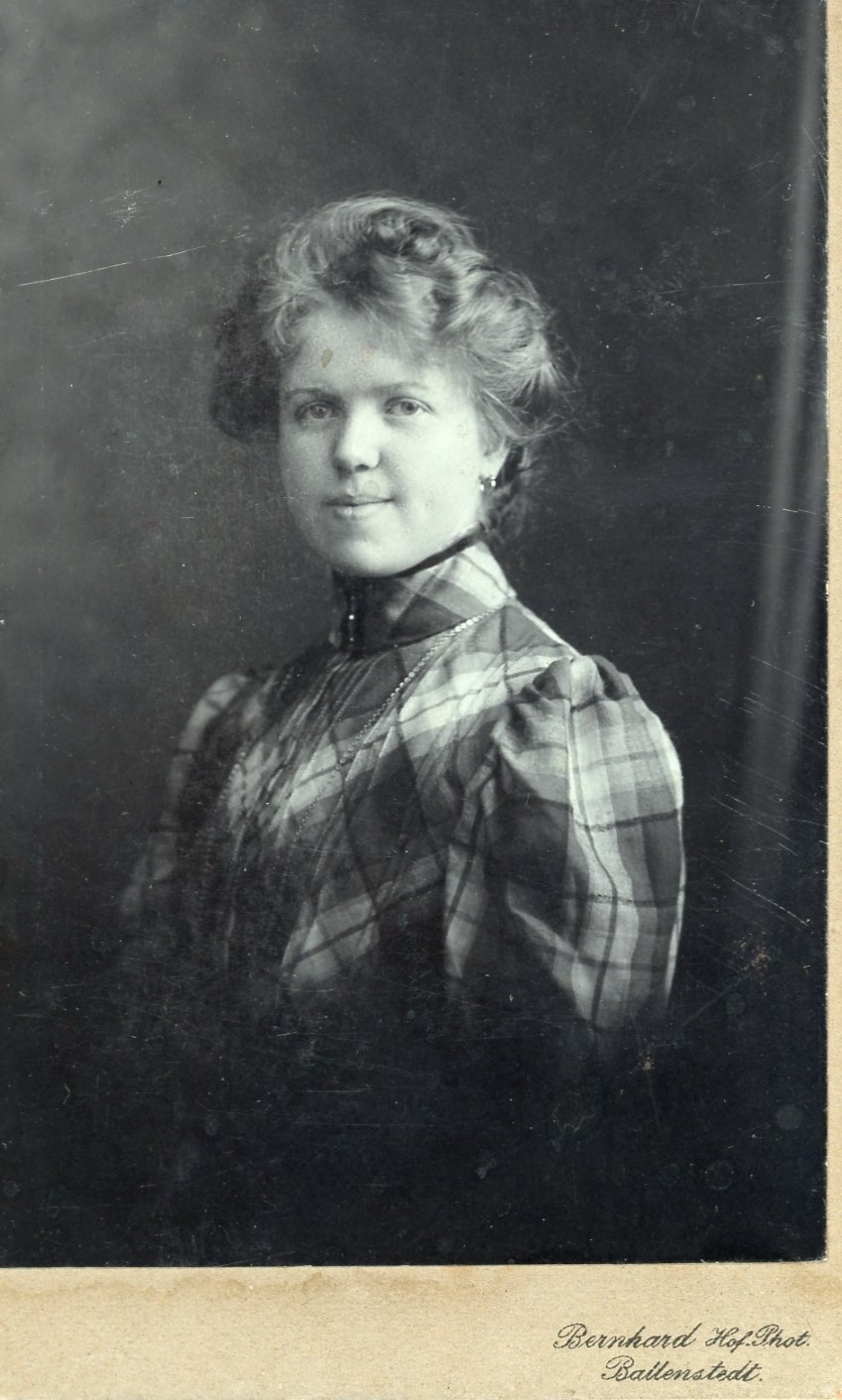 Portrait einer Frau mit üppiger Hochsteckfrisur (Freilichtmuseum Roscheider Hof CC0)
